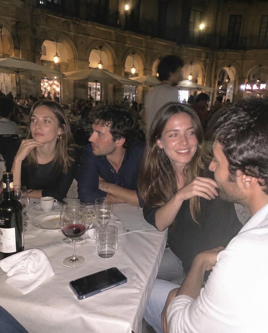 Un grupo de amigos comparte una sobremesa en una terraza